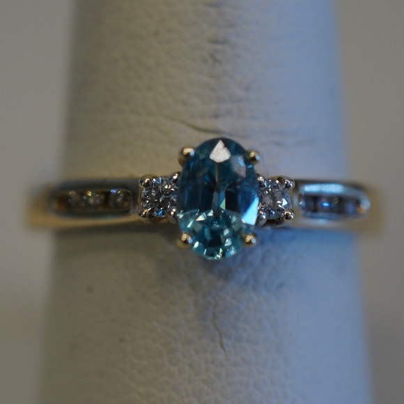 Jewelry - 14KY Gold Genuine Aquamarine & Diamond Ring